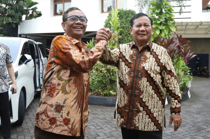 Momen Prabowo Sambangi Kediaman Mahfud MD
