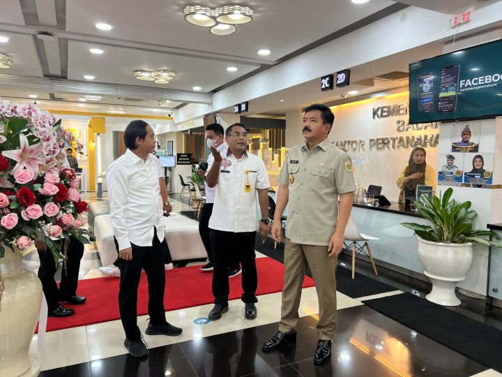 Hari Pertama Kerja, Menteri Hadi Tinjau Pelayanan BPN Jakarta Barat