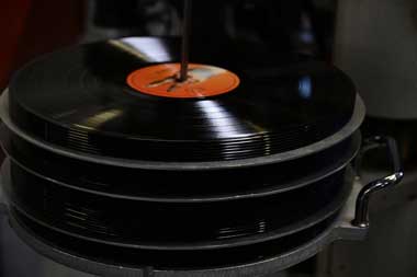 Setelah Hampir 50 Tahun, Kini Indonesia Kembali Punya Pabrik Piringan Hitam