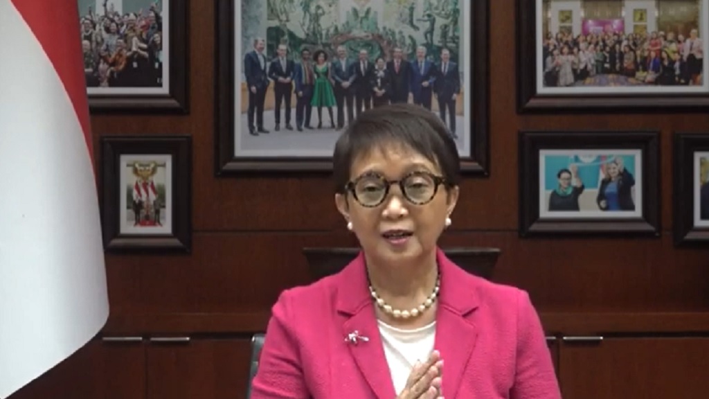 Menteri Luar Negeri Retno Marsudi saat memberikan keterangan pers seputar evakuasi WNI dari Sudan ke Jeddah, Arab Saudi, 26 April 2023. (Kemenlu RI)