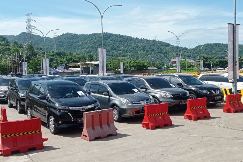  Kendaraan pribadi pada arus balik Lebaran 1444 H/2023 masih memadati Dermaga Eksekutif Pelabuhan Merak . Foto: Branda ANTARA