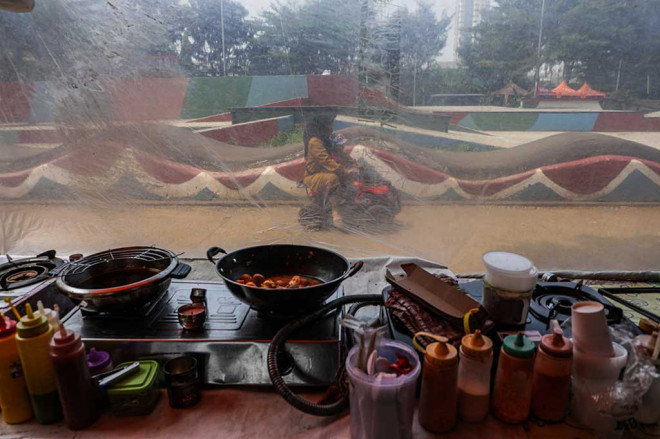 Anak-anak didampingi orang tua bermain di antara tenda pedagang di sekitar Skate Park dan Ruang Terbuka Hijau (RTH), Ruang Publik Terpadu Ramah Anak (RPTRA) Kalijodo, Jakarta Utara, Kamis, 27 April 2023.