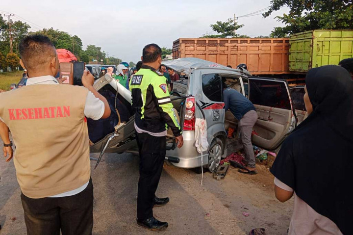 Innalillahi, Avanza Tabrak Tronton Parkir, 3 Tewas, 2 Luka-luka