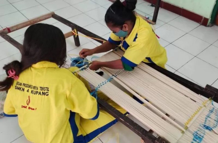 SMK Bangun Desa, Upaya Siswa SMKN 4 Kupang Bantu Usaha Tenun Warga Pulau Semau