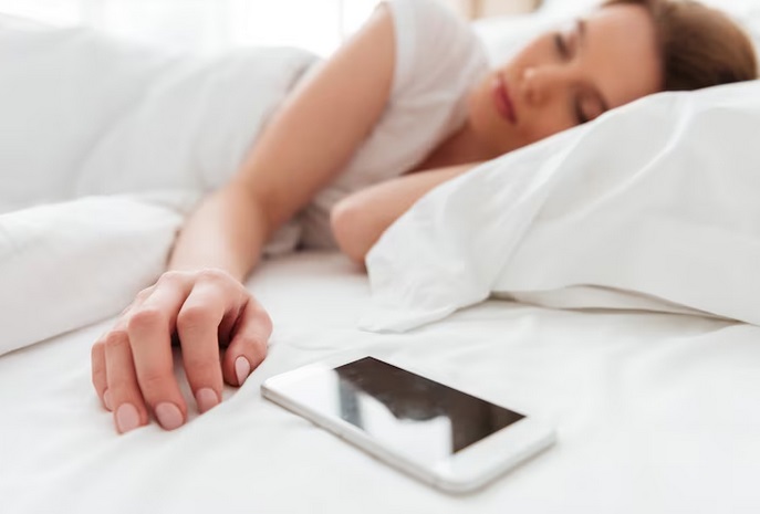 Kurangi bermain smartphone ketika kamu mau tidur. Ilustrasi Freepik.