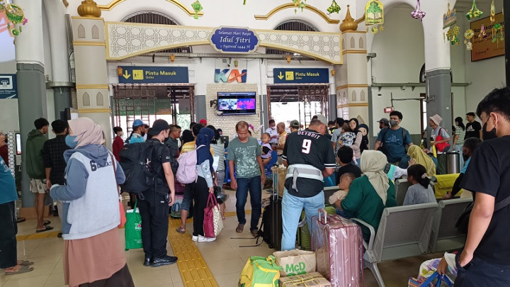 Penumpang Arus Balik di Stasiun Cirebon Masih Ramai