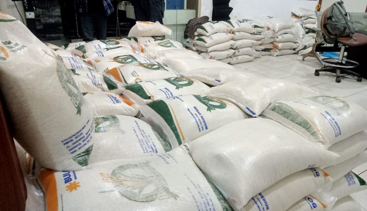 Ratusan Karung Beras Bansos di Tangerang Terendam Banjir