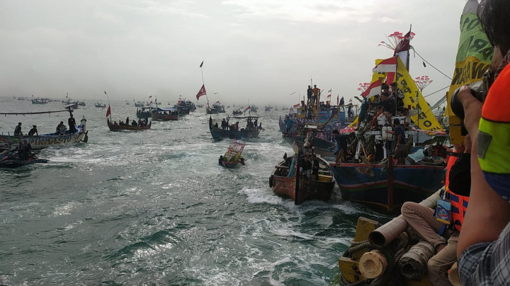 Ratusan Kapal Iringi Larung Kepala Kerbau pada Pekan Syawalan di Jepara