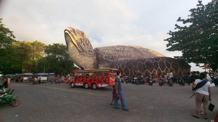 Liburan Lebaran, Pantai di Jepara Diserbu Puluhan Ribu Wisatawan