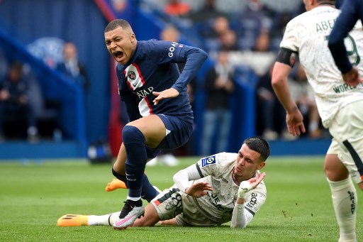 Lorient Pecundangi 10 Pemain PSG