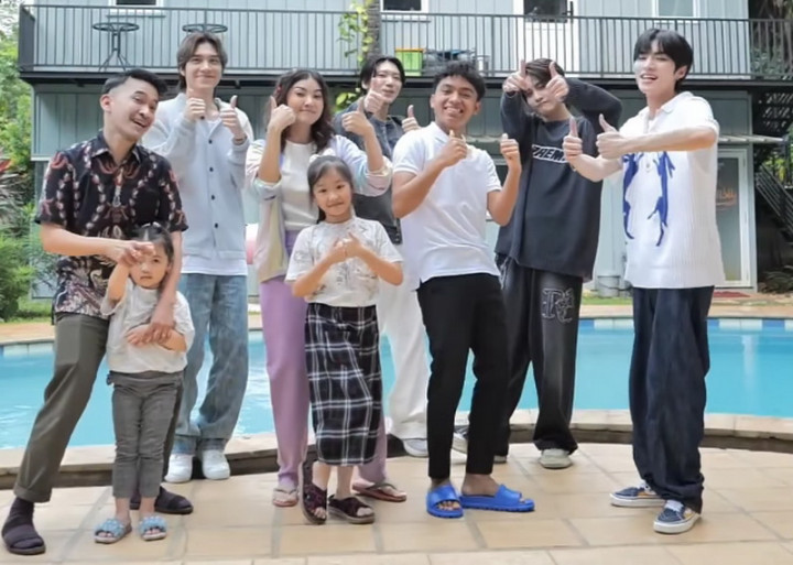 Kejutkan Penggemar, Wayv Joget Bareng Keluarga Ruben Onsu