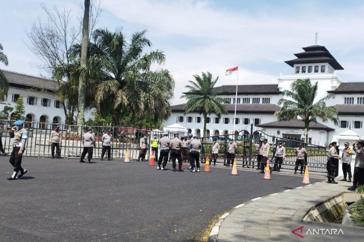 Ratusan Polisi Disiagakan Amankan Demo Buruh di Gedung Sate