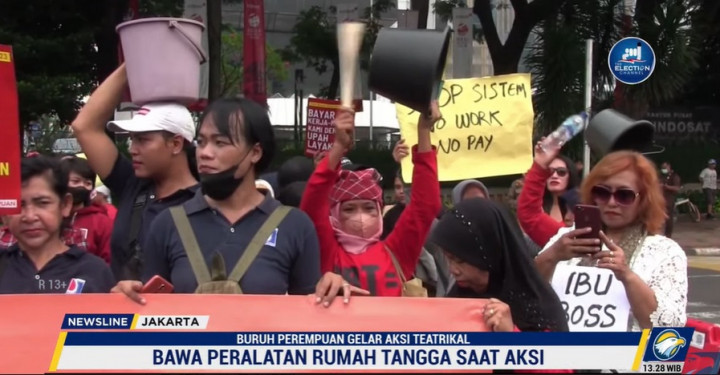 Uniknya May Day 2023, Emak-Emak Boyong Perabotan Desak RUU PPRT Disahkan