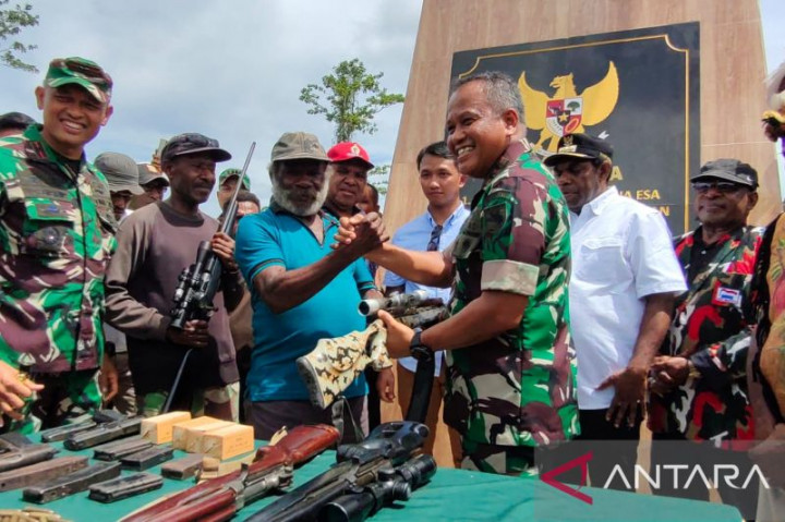 Pangdam Cenderawasih Terima 6 Pucuk Senjata Api Bekas KKB