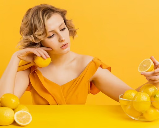 Ingat, asam sitrat dalam lemon dapat merusak kulit jika dioleskan langsung ke wajah. (Foto: Ilustrasi. Dok. Freepik.com)