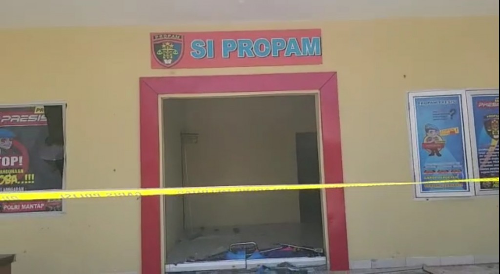 Kondisi ruangan Propam Polres Jeneponto yang diserang oleh orang tak dikenal, Kamis, 27 April 2023.