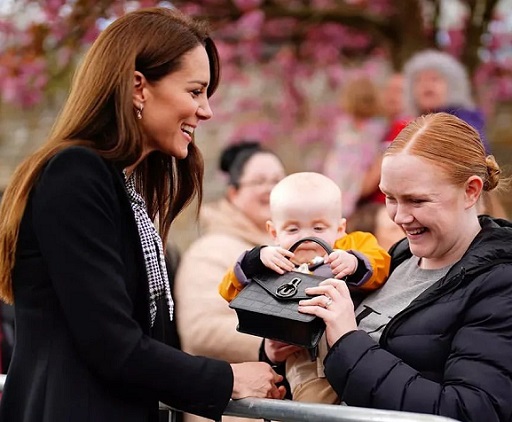 Salut! Supaya Gak Rewel Kate Middleton Biarkan Bayi 'Memainkan' Tas Mulberry Kesayangannya