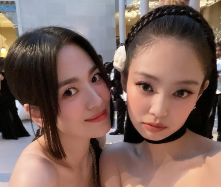 Jennie BLACKPINK Debut di Met Gala 2023, Foto Bareng Song Hye Kyo