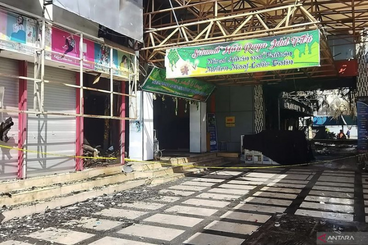 4 Petugas Pemadam Tumbang saat Tangani Kebakaran Plaza Malang