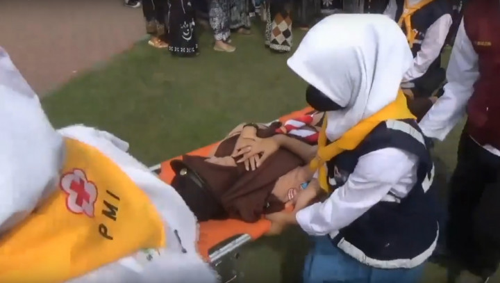 Ikut Upacara Hardiknas, Puluhan Pelajar dan Guru di Jombang Pingsan