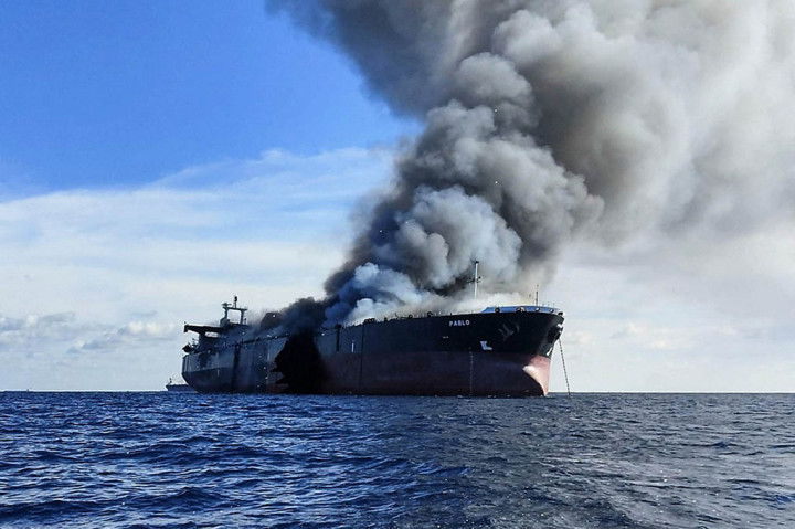 Tiga Awak Hilang Setelah Kapal Tanker Terbakar di Malaysia