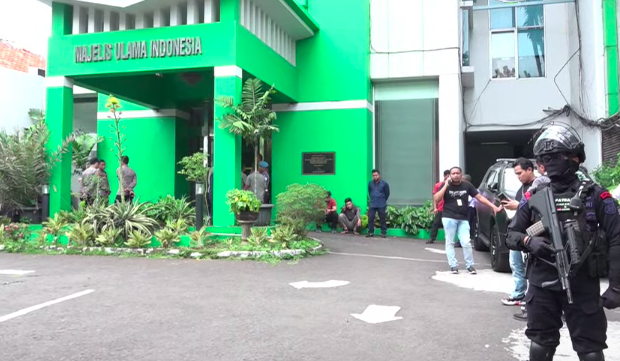 Kantor Majelis Ulama Indonesia (MUI) dijaga aparat. Foto: Metro TV.