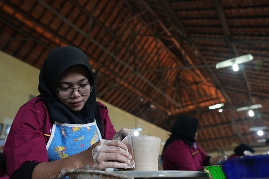 Guru SMKN 2 Jepara Ungkap Teknik Pewarnaan Glasir yang Bikin Keramik Mengkilap