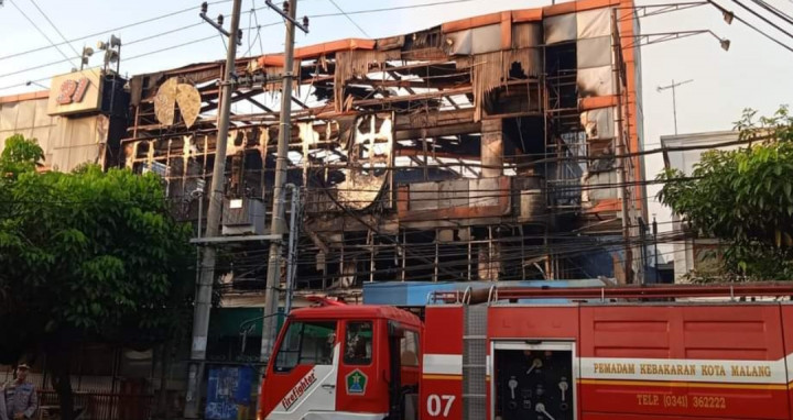 Petugas Berjibaku Padamkan Kebakaran Malang Plaza Selama 13 Jam
