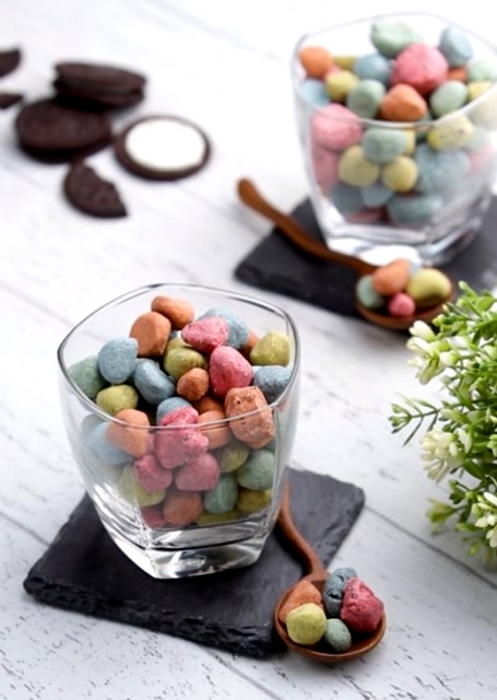Buah tangan dari Tanah Suci ini imut dan pastinya yummy, yes cokelat kerikil atau cokelat berbentuk batu kecil. (Foto: Dok. Endeus TV)