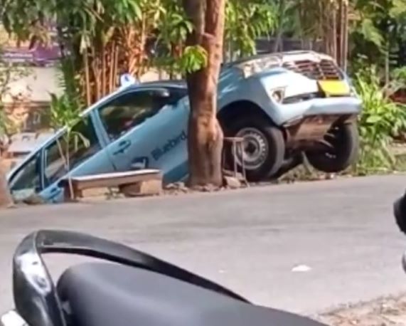 Ada-ada Aja! Lupa Tarik Rem Tangan saat Parkir, Taksi Tercebur ke Kali