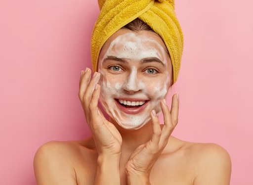 Rajin mencuci muka 2 kali sehari dapat membuat kulit tampak sehat dan glowing.  (Foto: Ilustrasi. Dok. Freepik.com)