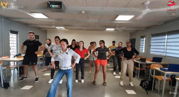 Mahasiswa Belajar Tari Jawa Smarasanta di Universitas New Caledonia
