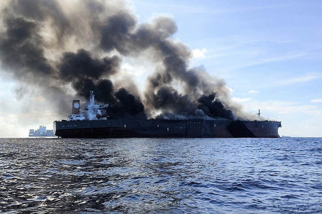Foto Terpopuler: Kapal Tanker Terbakar di Malaysia hingga Met Gala 2023