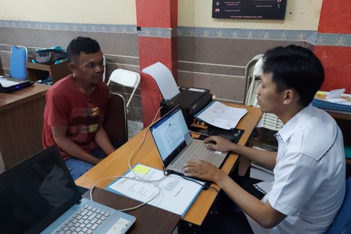 Y, tersangka pencabulan, tengah diperiksa anggota Polres Kota Tasikmalaya. (MI/Kristiadi)