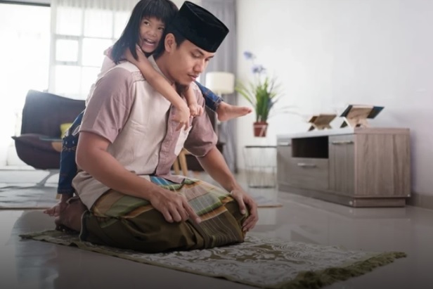 Salat Sambil Gendong Anak, Bagaimana Hukumnya?