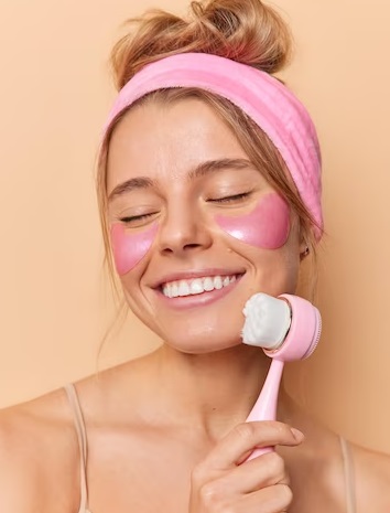 Dry brushing face sangat membantu bagi mereka yang memiliki kulit kering atau kusam. (Foto: Ilustrasi. Dok. Freepik.com)