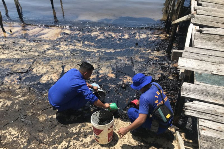 Polda Kepri Bentuk Tim Selidiki Limbah Tumpahan Minyak di Pantai Kampung Melayu Batam