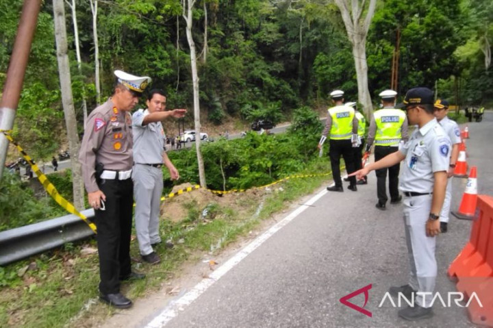 Polisi Olah TKP Usai Kecelakaan Bus di Kilometer 4 Toboli Parigi