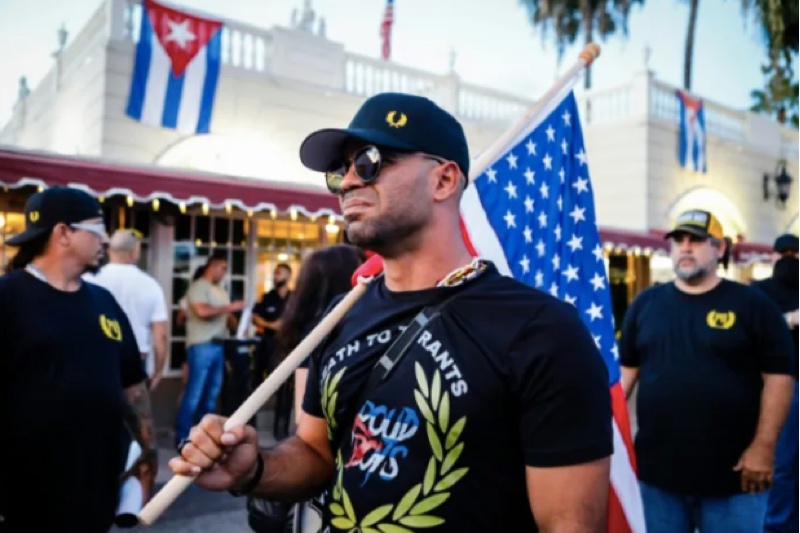 Enrique Tarrio, mantan pemimpin neofasis 'Proud Boys' dihukum karena menghasut. Foto: AFP