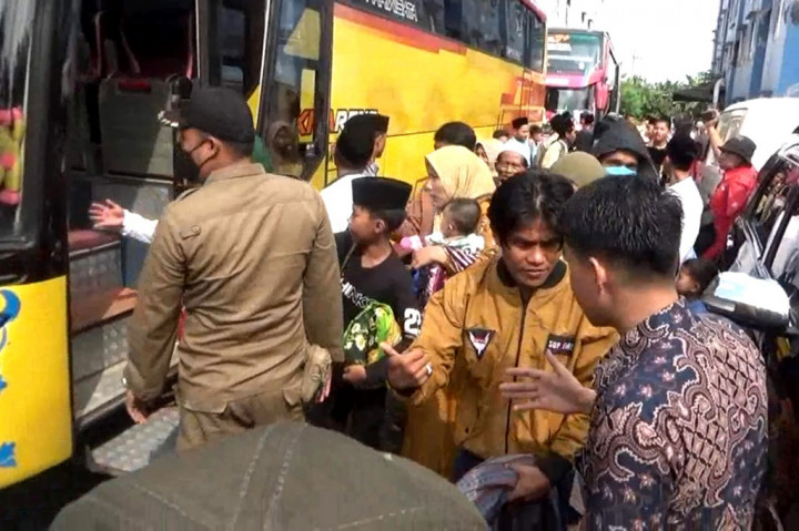 Ratusan Pengungsi Syiah di Sidoarjo Kembali ke Sampang Madura