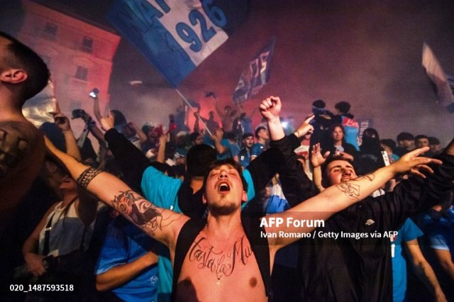 Fans Napoli merayakan keberhasilan tim kesayangannya itu merebut scudetto musim 2022--2023-Foto AFP