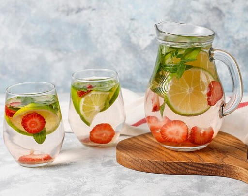 Segar dan Menyehatkan, Berikut 6 Manfaat Air Detoks bagi Kesehatan