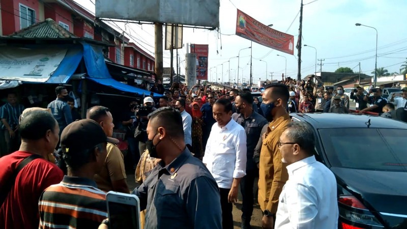 Presiden Joko Widodo tiba di Pasar Natar, Lampung Selatan, Jumat, 5 Mei 2023. (Lampost.co/Andi Apriadi)