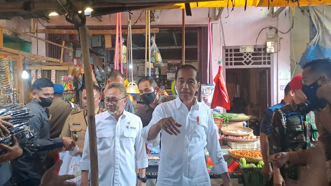 Presiden Joko Widodo cek harga bahan pokok di Pasar Natar, Lampung Selatan, Jumat, 5 Mei 2023. MGN/Andre Prasetyo Nugroho