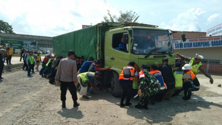 Truk Fuso Mogok di Jalur Kunjungan Jokowi di Lampung Selatan