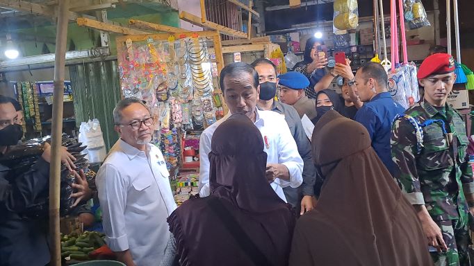 Presiden Joko Widodo (Jokowi) saat cek harga bahan pokok di Pasar Natar, Lampung Selatan. MGN/Andre Prasetyo Nugroho