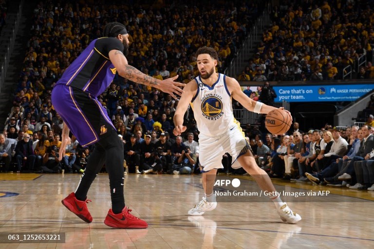 Guard Golden State Warriors, Klay Thompson, berusaha melewati center Los Angeles Lakers, Anthony Davis (AFP/Noah Graham)