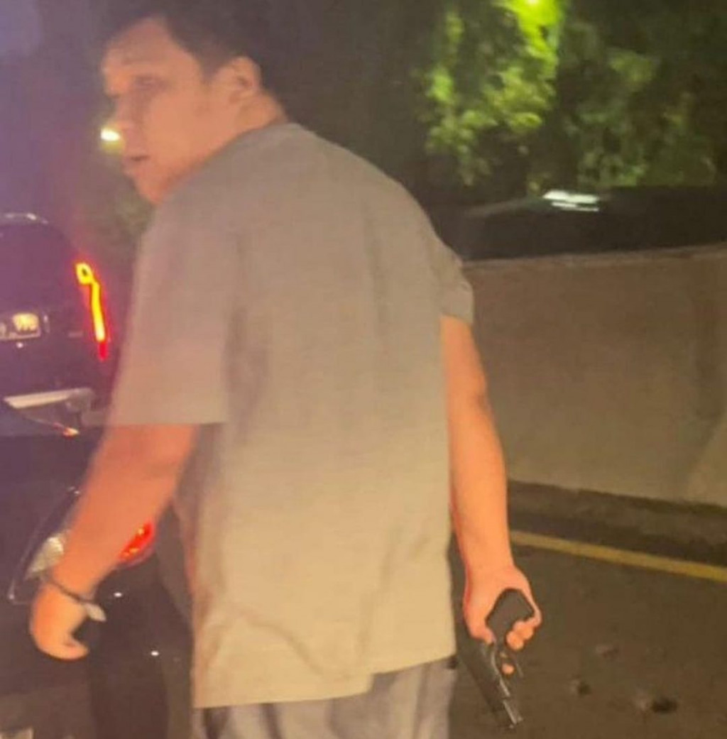 Pria arogan mengendarai mobil berpelat dinas Polri menenteng senpi/Instagram Ahmad Sahroni