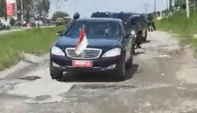 Viral! Momen Sedan Mewah Jokowi Kewalahan Lewati Jalan Rusak di Lampung