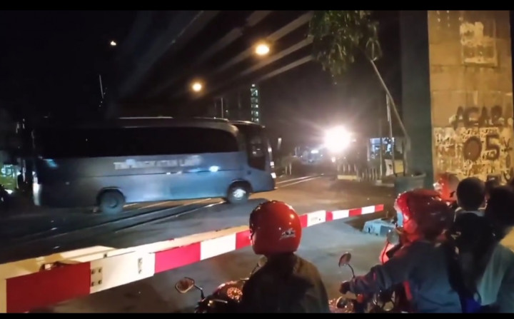 Viral, Bus Diduga Milik TNI Terobos Palang Pintu Kereta Api di Malang
